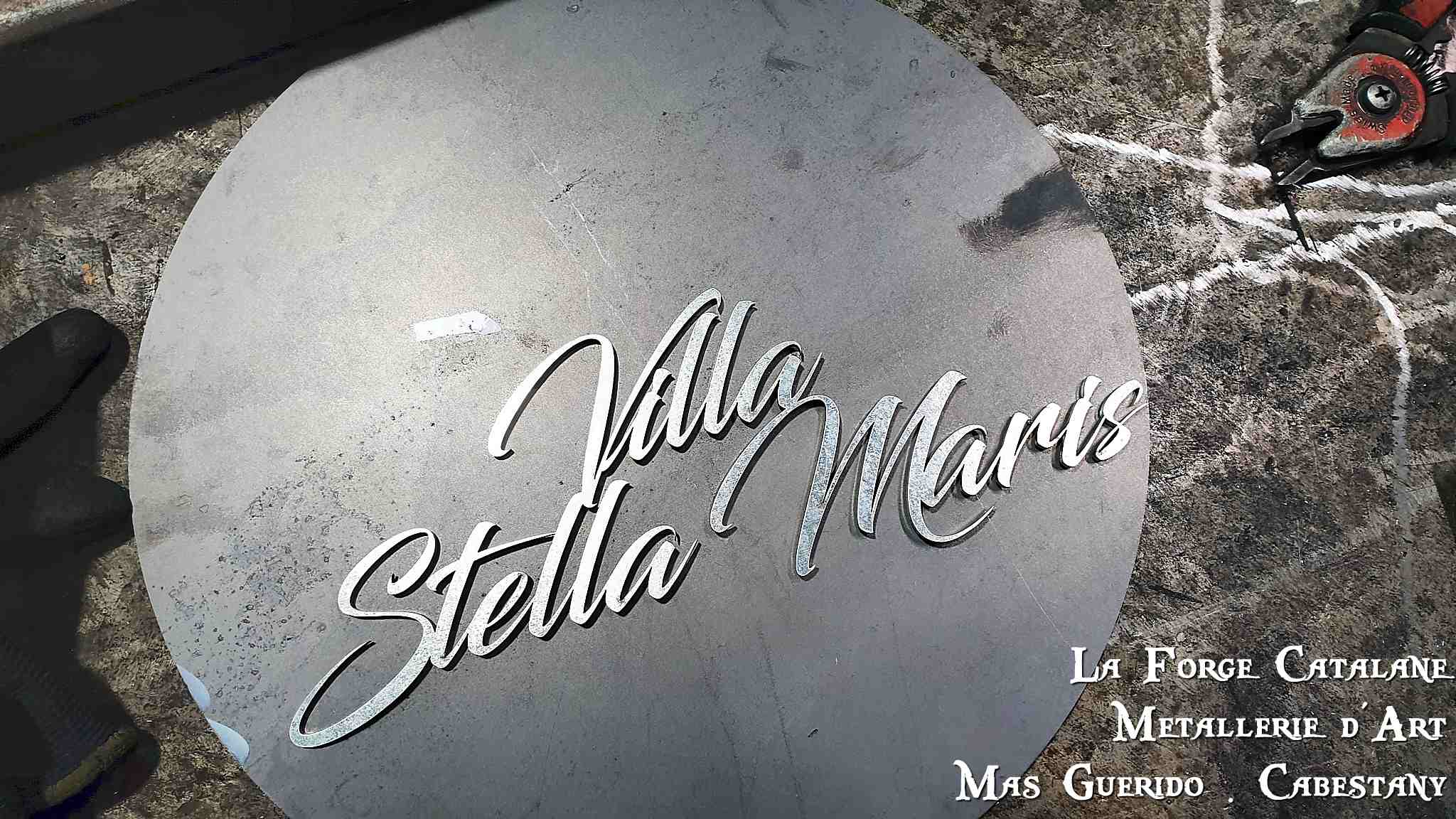 lettres decoupe laser pour nom de villa forge catalane.jpg